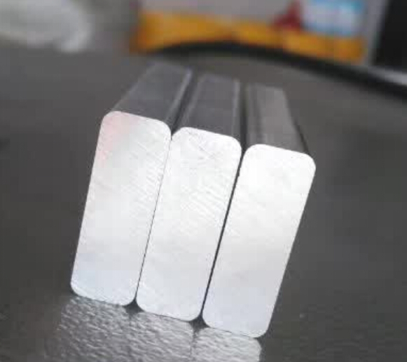 切割鋁板鋸印痕很大，你的鋁合金鋸片太鈍啦！